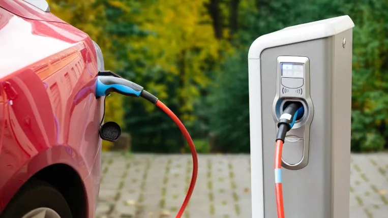 recharger batterie d'une voiture électrique