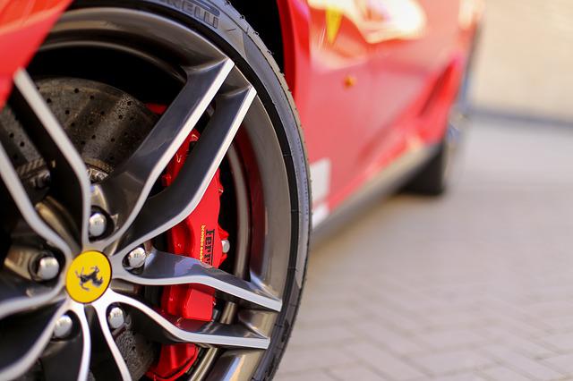 Compra una Ferrari, poi denuncia il furto: truffa lunga 25 anni