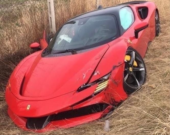 Dacia Duster sperona Ferrari, la SF90 finisce nel fosso