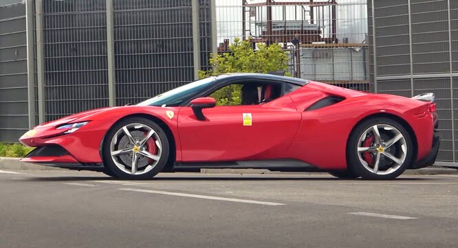 Una Ferrari infiltrata tra le Lamborghini a Sant’Agata