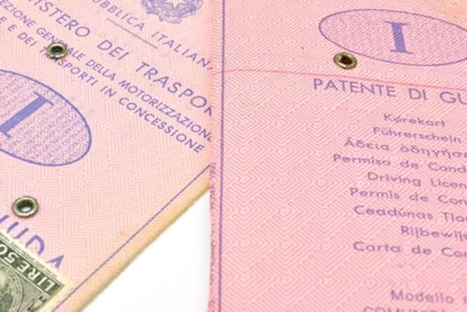 Patente rinnovata a 100 anni: quando la guida non ha età