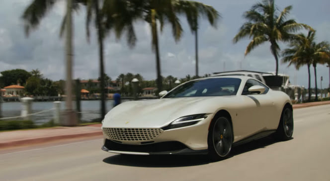 Leclerc dans les rues de Miami avec Ferrari Roma Leclerc per le strade di Miami con Ferrari Roma