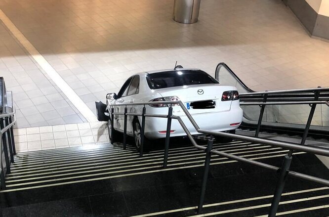 Ruba una Mazda e rimane bloccato sulle scale della stazione