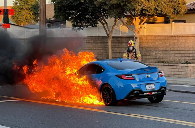Toyota GR86 prende fuoco dopo 4 mesi di riparazioni