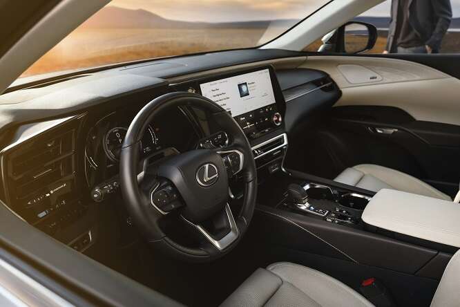 Lexus RX, interni con approccio “less is more”