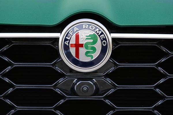 Biscione batte Giaguaro, Alfa Romeo vende più di Jaguar