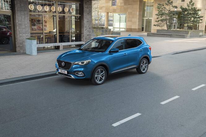MG HS, arriva la versione a benzina: prezzi e allestimenti