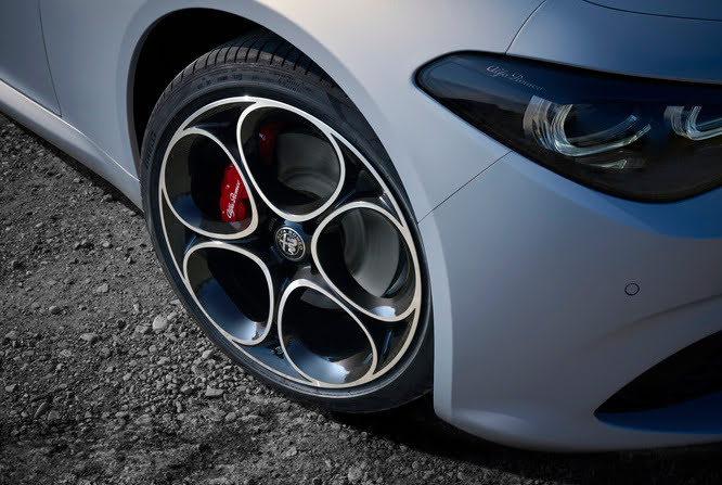 Alfa Romeo Giulia e Stelvio: niente ibrido, solo full electric