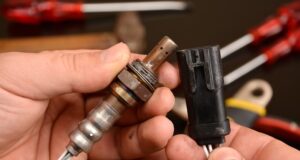 Sonde lambda défectueuse ou HS : symptômes et réparation Vue rapprochée des deux parties d'une sonde lambda