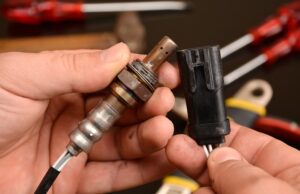 Sonde lambda défectueuse ou HS : symptômes et réparation Vue rapprochée des deux parties d'une sonde lambda