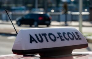 Combien d’heures de conduite pour passer le permis ? Réaliser des heures de conduite avec une auto-école