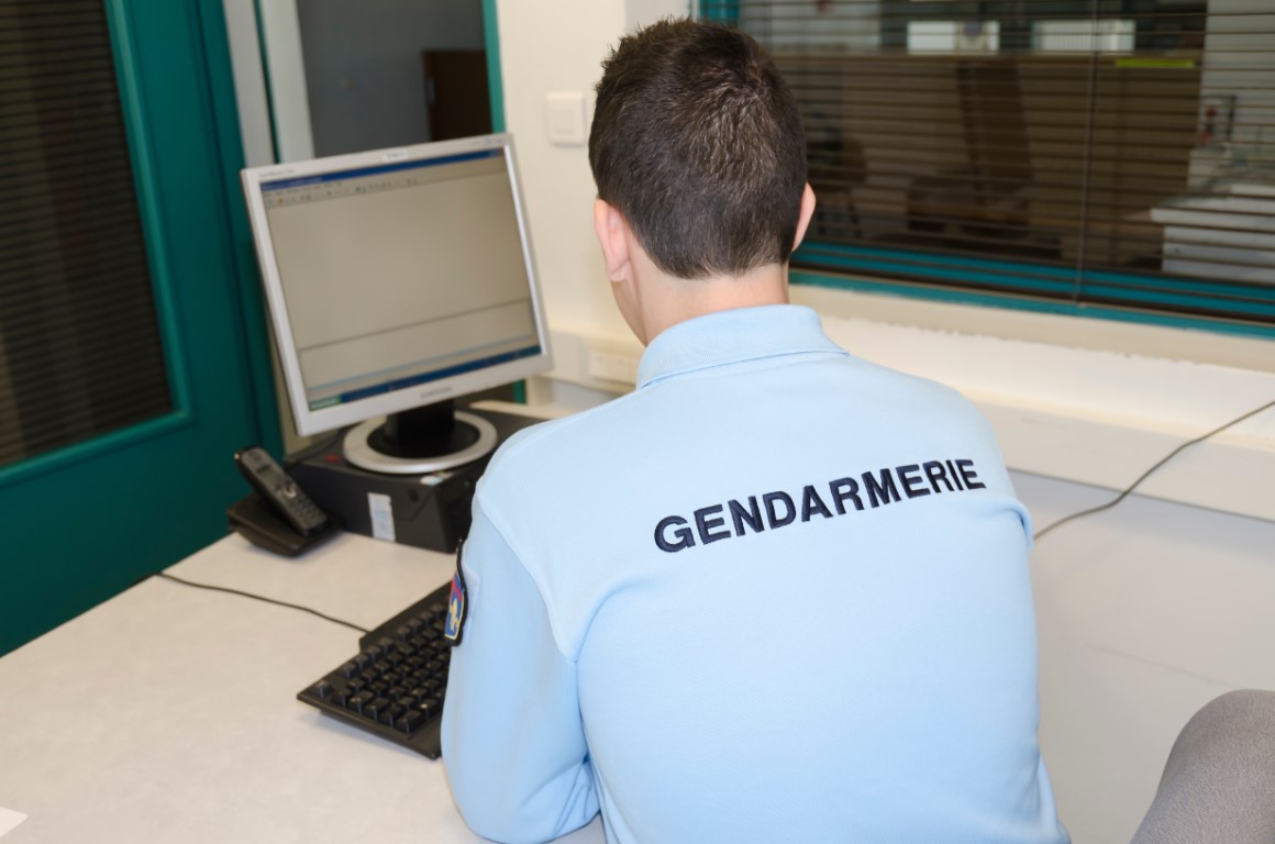 La gendarmerie peut retrouver le propriétaire d'une voiture en utilisant la plaque d'immatriculation
