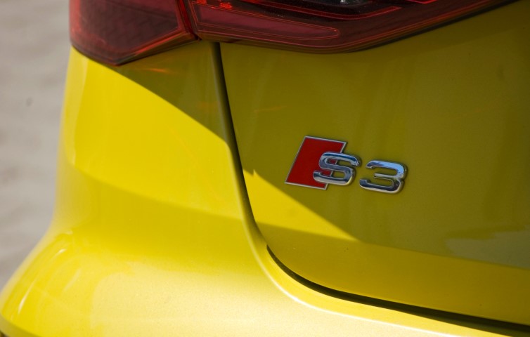 Le logo S3 sur une voiture Audi