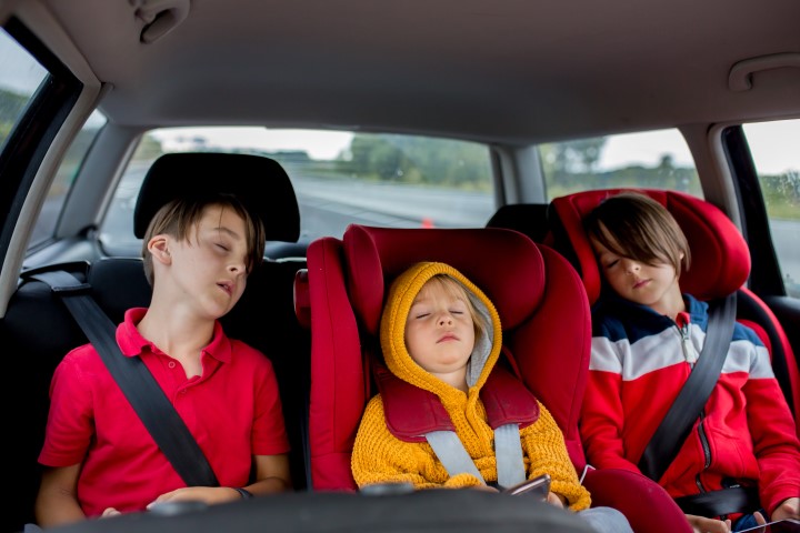 Privilégier des sièges auto de même marque pour les 3 enfants