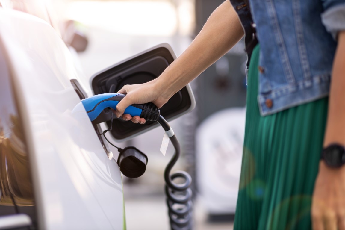 Recharger une voiture électrique est moins cher qu'avec du carburant