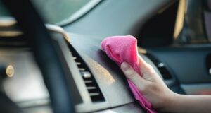 Comment rénover le plastique intérieur d’une voiture Nettoyer le plastique intérieur d'une voiture
