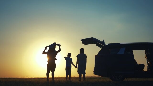 Voyager en famille dans une voiture familiale