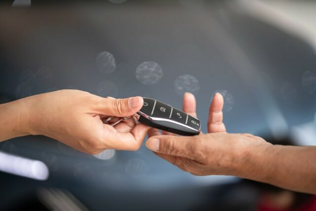 preter sa voiture dangers