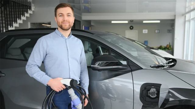 pourquoi-les-marques-accessibles-tiennent-mieux-choc-electrique-2026